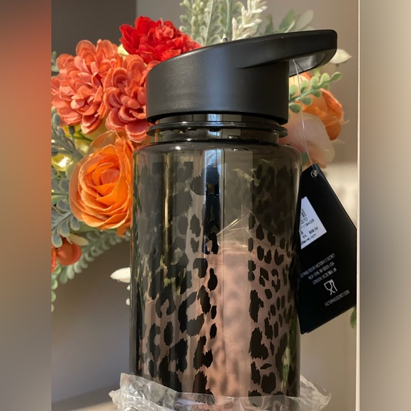 🍼Victoria Secret water bottle one size BNWT - Picture 2 of 6